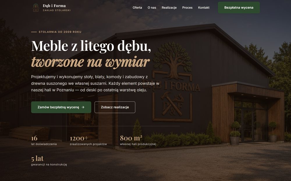 Sekcja główna strony Dąb i Forma — zdjęcie hali stolarskiej z hasłem „Meble z litego dębu, tworzone na wymiar”